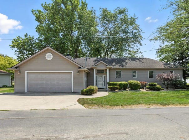 740 Lane 136 Turkey Lake, Hudson, IN 46747