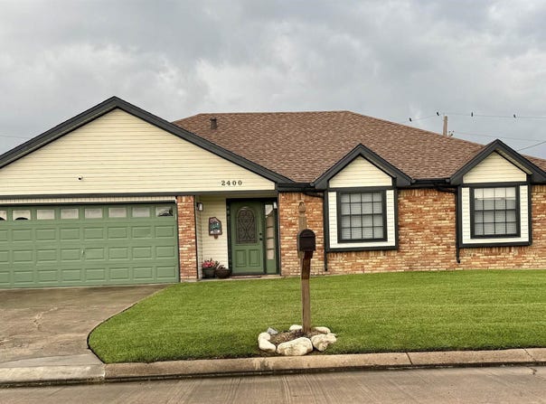 2400 Friar Tuck Ln, Groves, TX 77619-9998