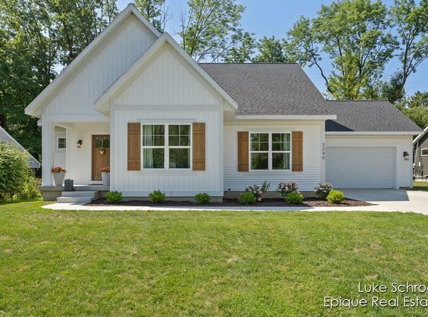 3240 MIDLAND Drive SE, Grand Rapids, MI 49546