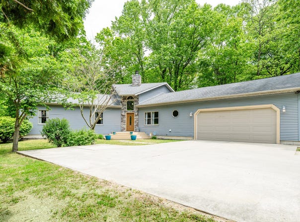 4077 Pinewood Drive, Benton Harbor, MI 49022