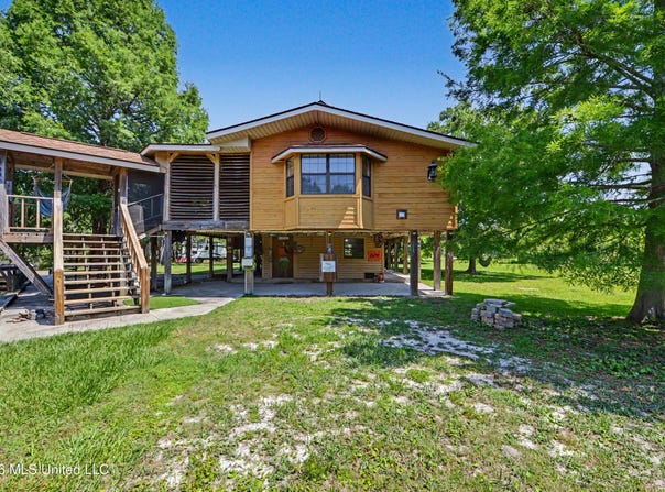 15 Wisteria Court, Bay Saint Louis, MS 39520