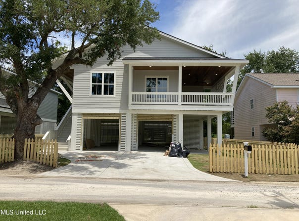 218 Demetz Avenue, Pass Christian, MS 39571