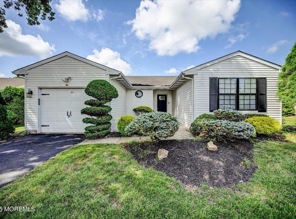 41 Lakeview Drive, Marlboro, NJ 07746
