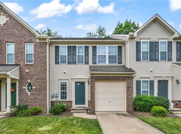 1514 Wellingshire Circle, Cuyahoga Falls, OH 44221
