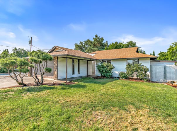 2762 E McAndrews Road, Medford, OR 97504