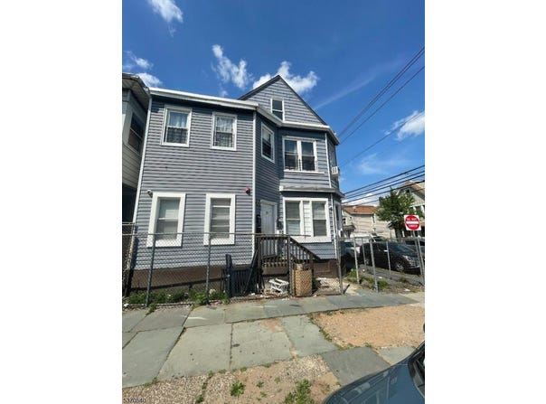 29 17Th Ave, Paterson City, NJ 07501-3889