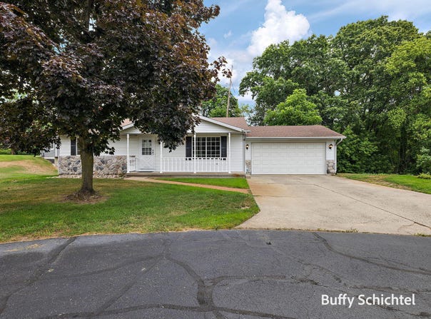 211 York View Place NW, Comstock Park, MI 49321