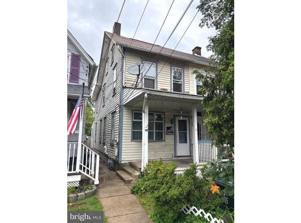 717 W BROAD STREET, QUAKERTOWN, PA 18951