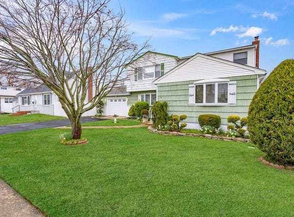345 N Wisconsin Avenue, Massapequa, NY 11758