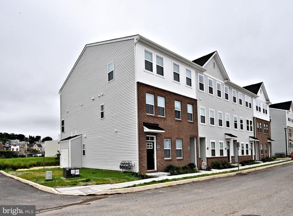40 B E FRONT, BRIDGEPORT, PA 19405