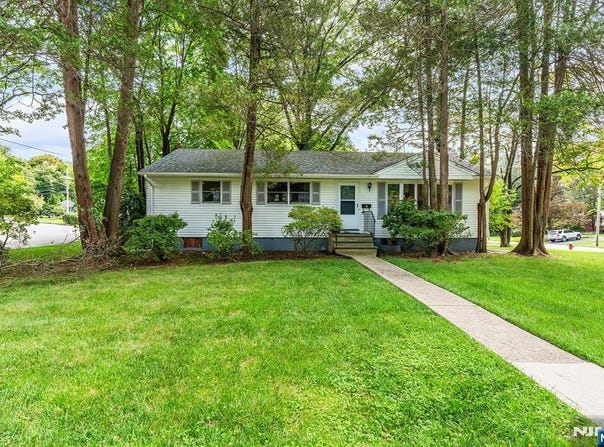 11 Mapleleaf Drive, Park Ridge, NJ 07656