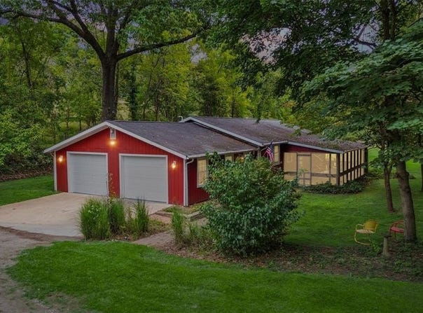 26302 Elsah Hills Drive, Dow, IL 62022