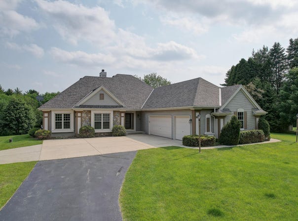 S32w32807 Bethania Ln, Dousman, WI 53118