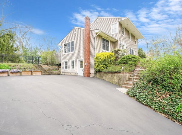 3 Standish Place, Smithtown, NY 11787