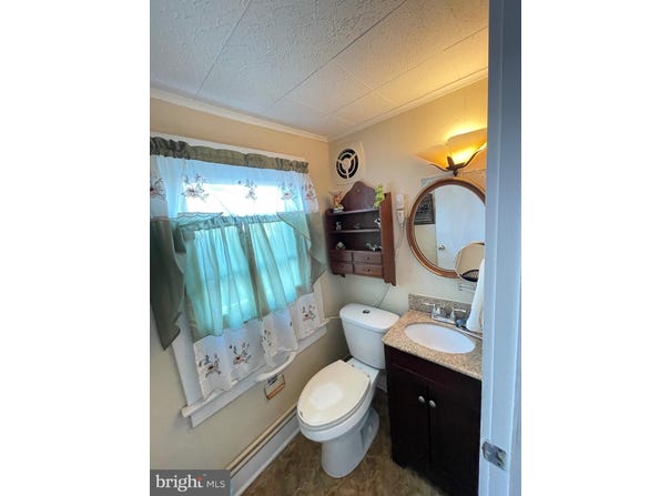 211 W 6TH STREET, LAUREL, DE 19956