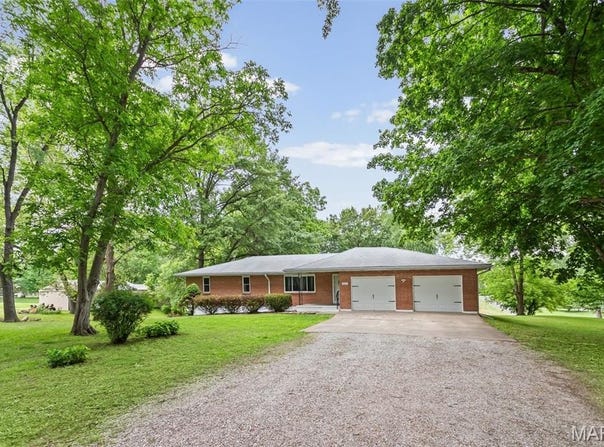 411 E Roosevelt Drive, Moro, IL 62067