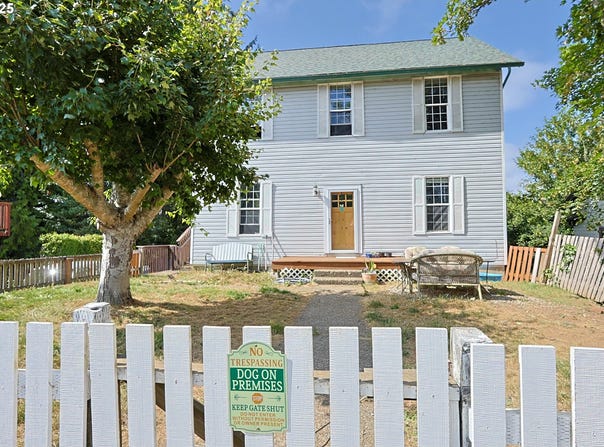 1048 ELROD AVE, Coos Bay, OR 97420