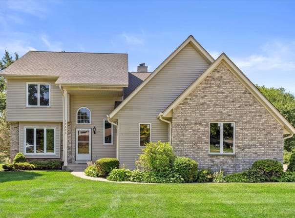 18525 Brookridge Dr, Brookfield, WI 53045