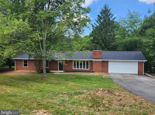 64 SARAH ANN LANE, BERKELEY SPRINGS, WV 25411