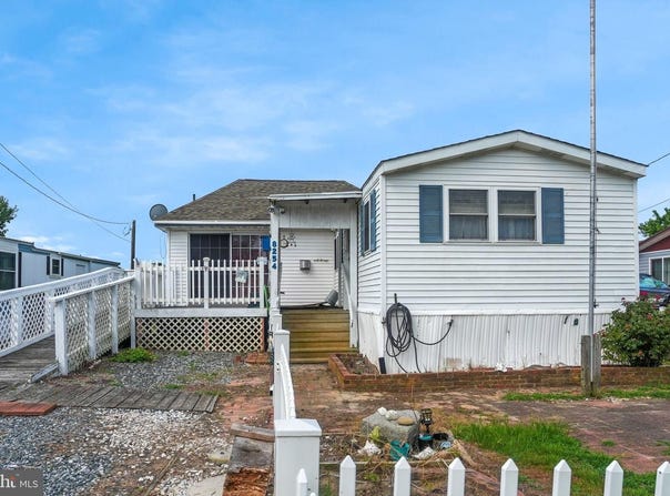 8254 SEA BREEZE DR, CHINCOTEAGUE ISLAND, VA 23336