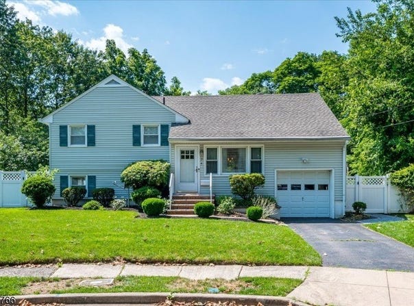 24 Turner Ct, Metuchen Boro, NJ 08840-1006
