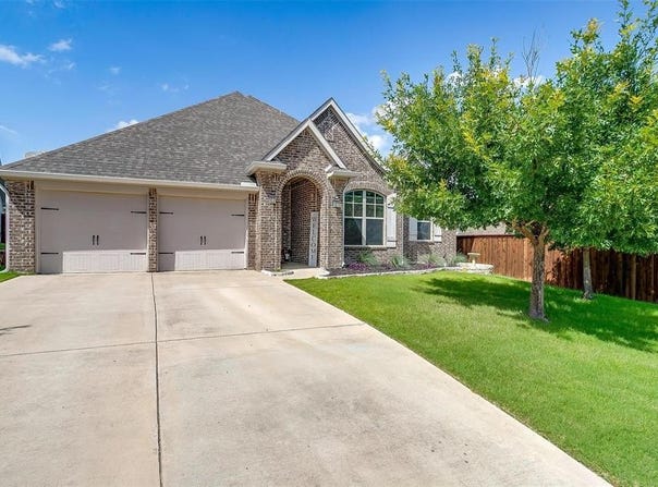 404 Bluffside Trail, Benbrook, TX 76126