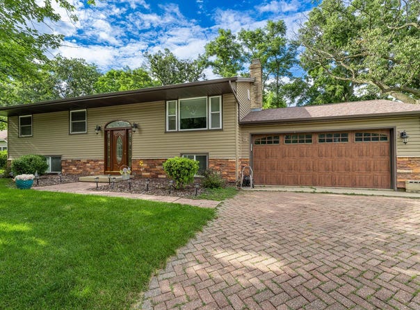 501 Sue Ann Dr, Lake Geneva, WI 53147