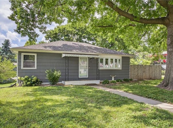 1304 S 39th Street, St Joseph, MO 64507