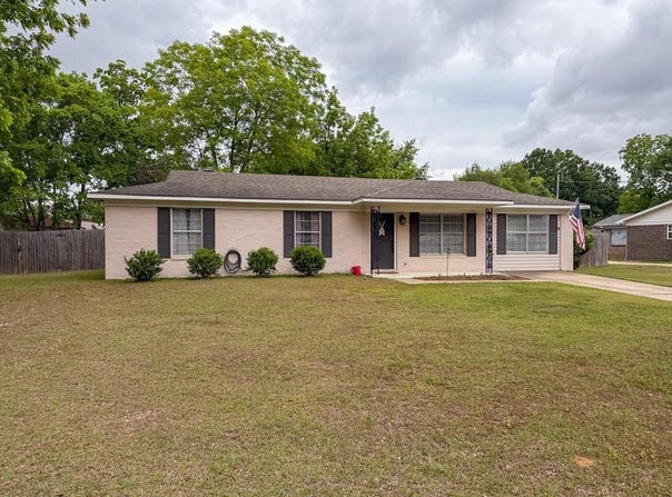 603 Carr Circle, Headland, AL 36345
