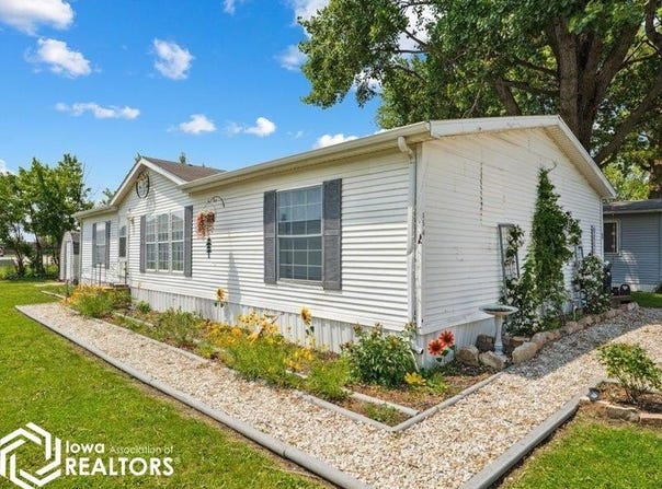 45 Village Court, Mediapolis, IA 52637