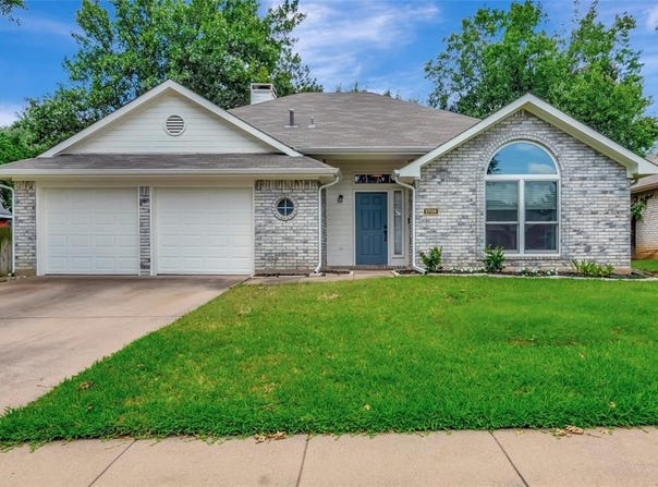 2705 Canterbury Street, Euless, TX 76039