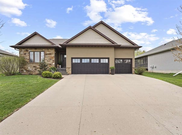 2982 High Bluff Dr, Coralville, IA 52241