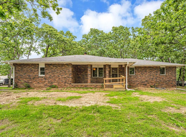 1061 Brentwood Drive, Marshfield, MO 65706