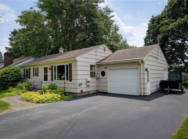 29 Country Lane, Penfield, NY 14526