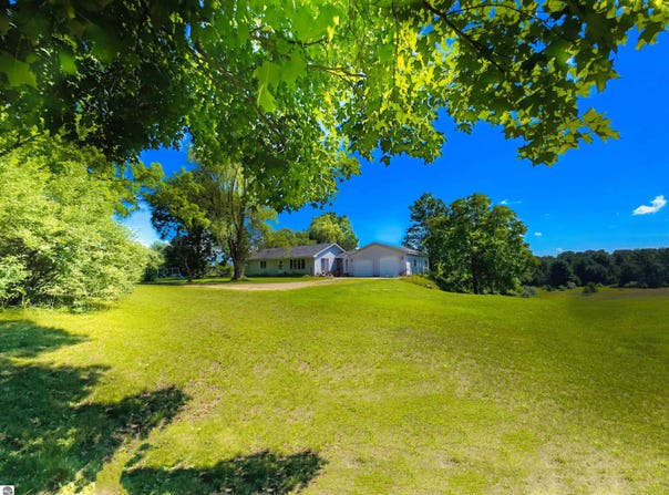 15760 Lakola Road, Leroy, MI 49655