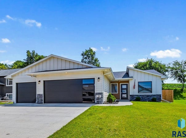 38 N 6th St, Baltic, SD 57003