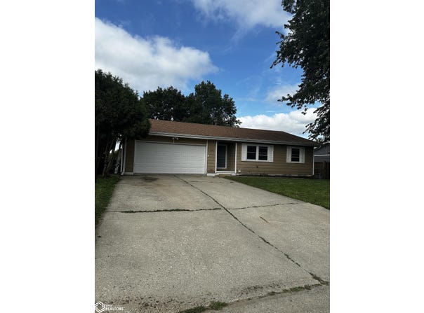 206 Ridge Road, Williamsburg, IA 52361