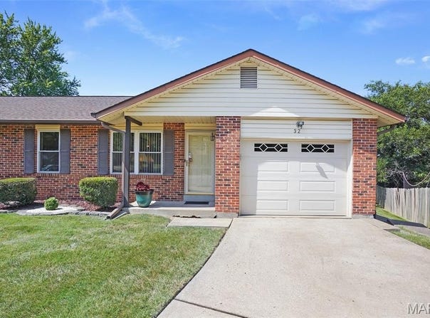 32 Stagecoach Court, St Peters, MO 63376