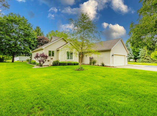 11 Oakdale Lane, Coldwater, MI 49036