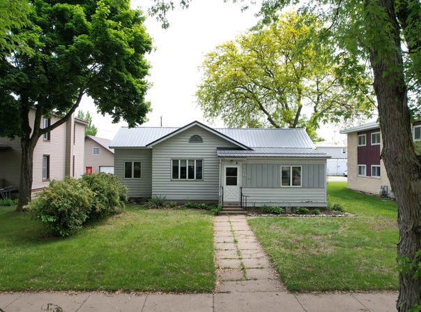 220 S Wacouta Avenue, Prairie Du Chien, WI 53821