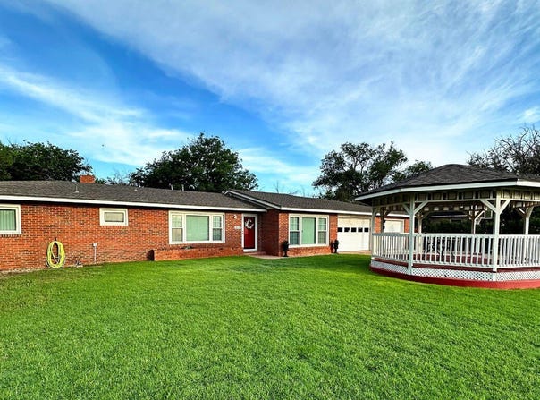 1936 Ave H, Levelland, TX 79336
