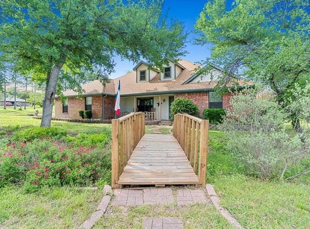 1717 Adams Lane, Azle, TX 76020