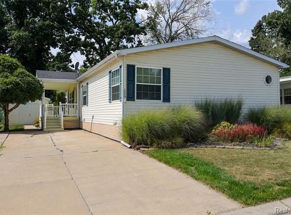 299 Dennis K Court, White Lake Twp, MI 48386