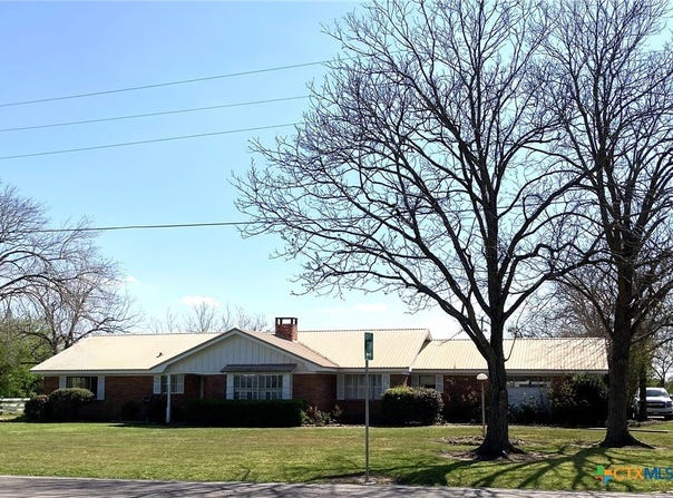 198 Fm 822, Edna, TX 77957