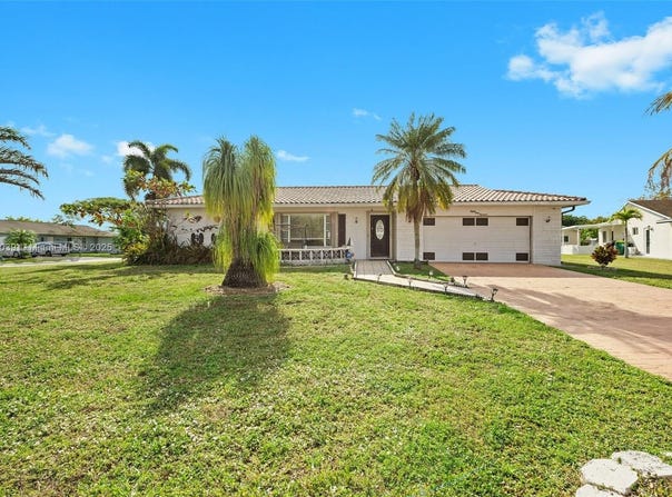 8900 NW 70th Ct, Tamarac, FL 33321