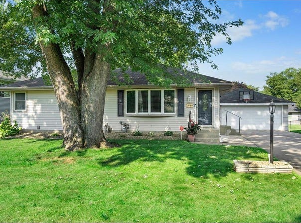 1849 Chatsworth Street N, Roseville, MN 55113