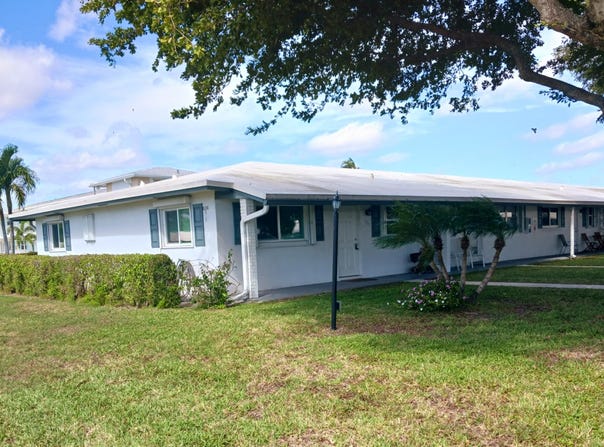 101 Leisure Lake Circle, Boynton Beach, FL 33426