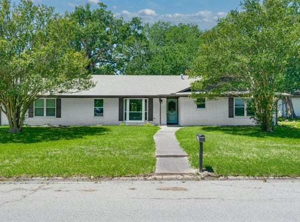 3011 Tanglewood Drive, Commerce, TX 75428