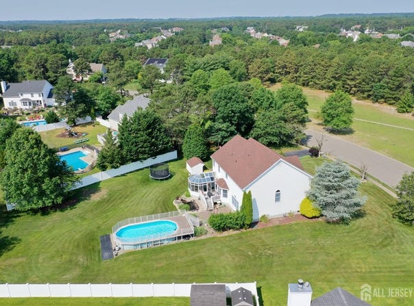 5 Samantha Drive, Monroe, NJ 08831