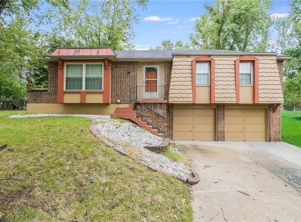 1008 NW Arlington Court, Blue Springs, MO 64015